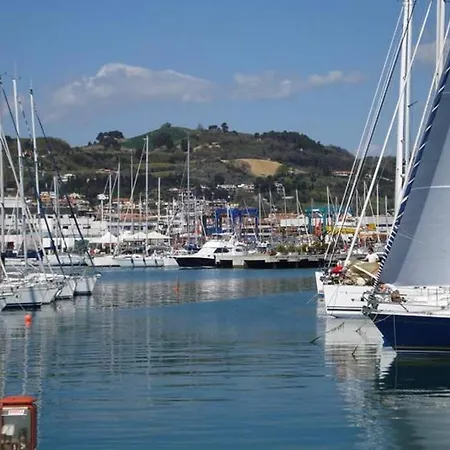 Elegante Trilocale Marconi Prima Fila Mare 아파트